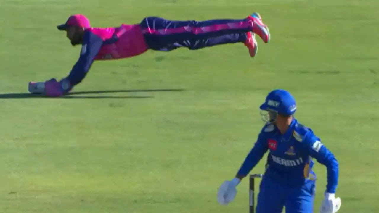 unbelievable-one-handed-catch!-dinesh-karthik-shines-in-sa20-for-paarl-royals!